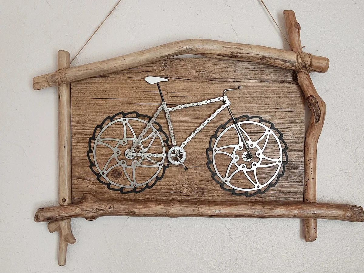 VTT bois flotté plage — tableau art déco vélo bois de récupération